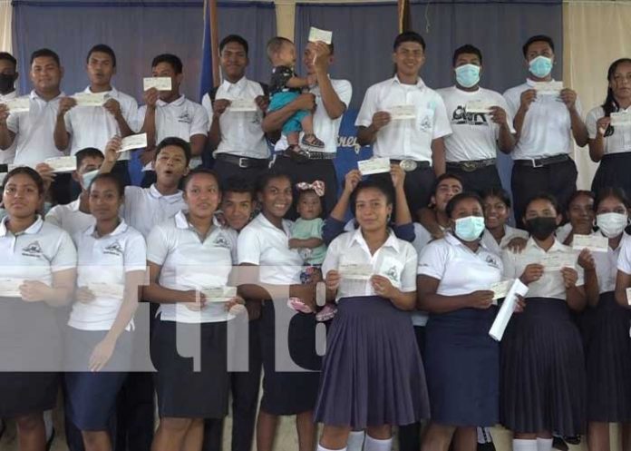 Estudiantes de la Escuela Normal de Bilwi reciben el bono solidario