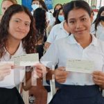 Entrega de bonos económicos a bachilleres de Managua