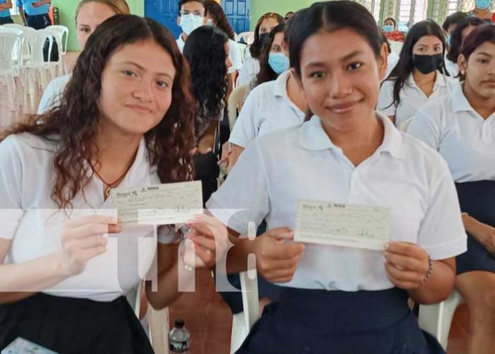 Entrega de bonos económicos a bachilleres de Managua