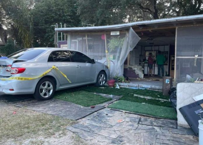 Hombre estrella su vehículo contra la casa de su ex 