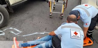 Accidente en intersección de Managua entre carro y moto