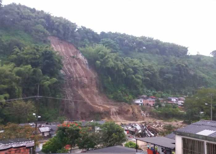 Derrumbe de tierra tras lluvias deja desaparecidos en Colombia
