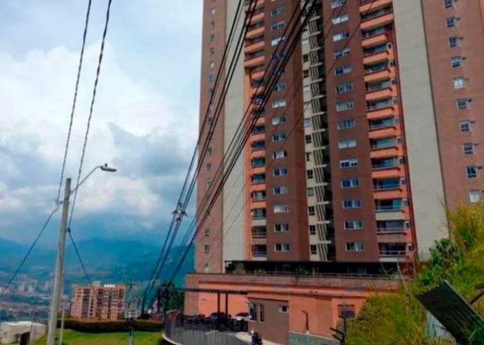 Un hombre agarró a su pequeño hijo y se lanzó de un edifico en Colombia