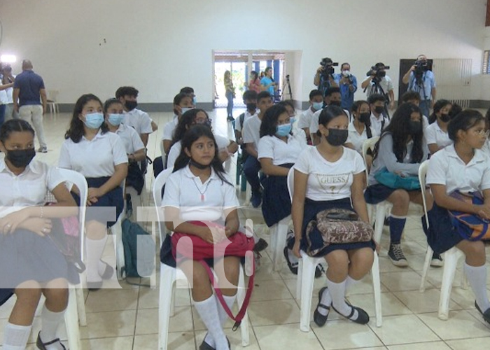 MINED lleva a cabo taller de Fútbol Femenino en un colegio de Managua