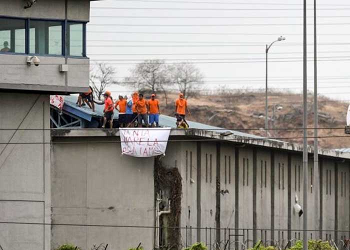 Violento motín en una cárcel de Ecuador dejó 12 agentes heridos