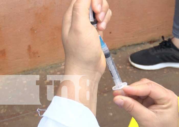 Familias se inmunizan contra el COVID-19 en el barrio Larreynaga, Managua