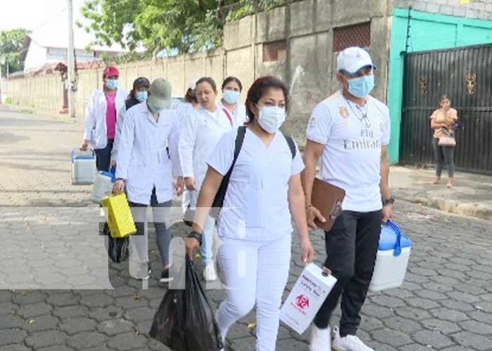 Familias se inmunizan contra el COVID-19 en el barrio Larreynaga, Managua