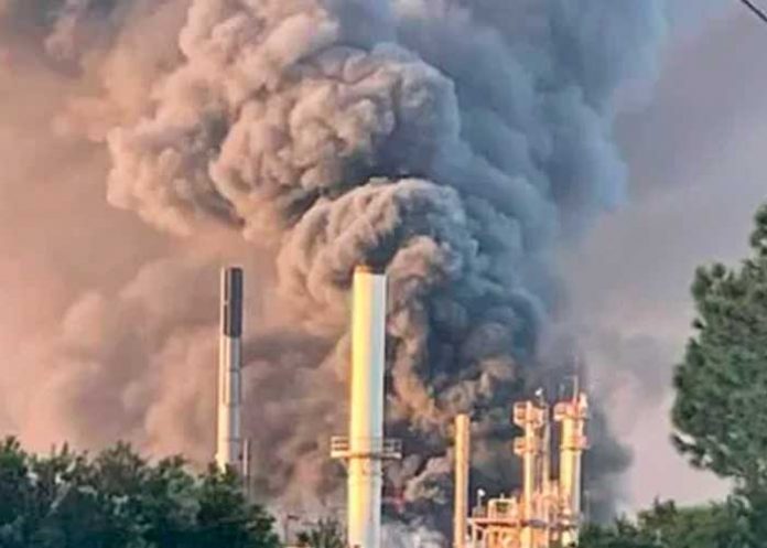 Pánico por intensas llamas tras un incendio en planta química en Georgia