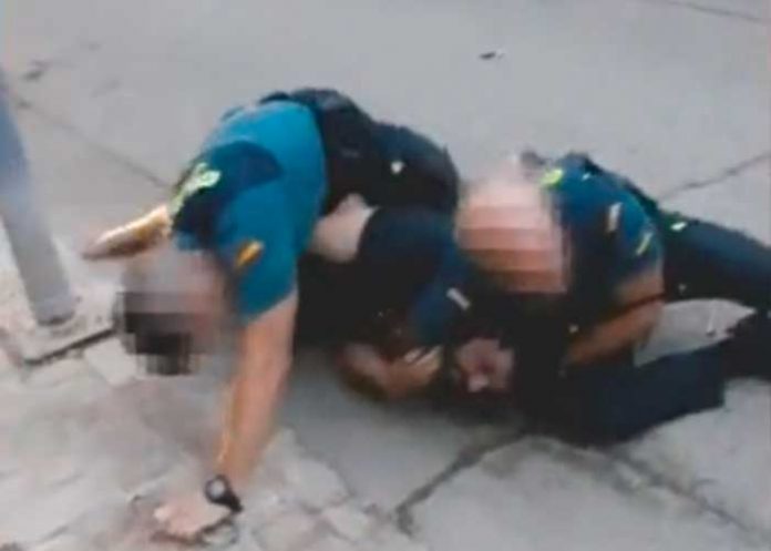 Agentes de la Policía de España matan brutalmente a un hombre (VIDEO)