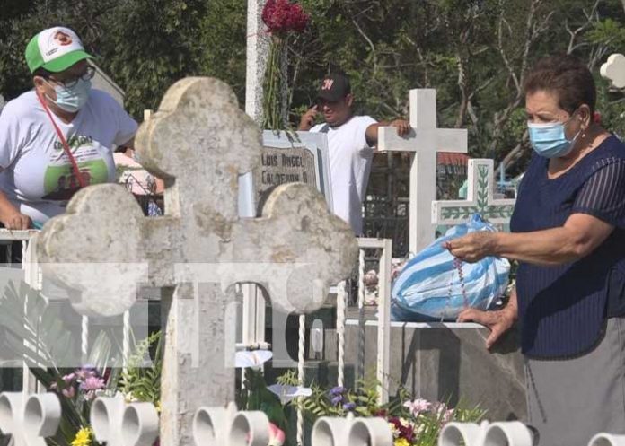 Visitan a los deudos en el cementerio de Estelí