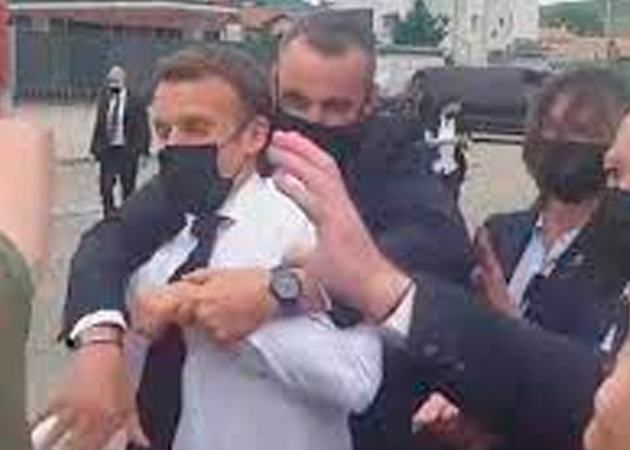 De la "greñas" agarran a una mujer tras cachetear al presidente de Francia