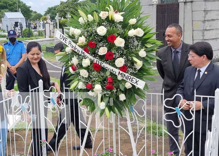 Funcionarios de Nicaragua visitan cementerios para honrar a héroes y mártires