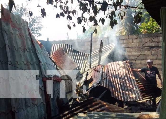 Voraz incendio acaba con una vivienda en Ciudad Sandino, Managua