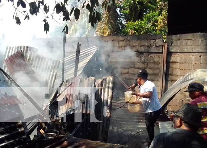 Voraz incendio acaba con una vivienda en Ciudad Sandino, Managua