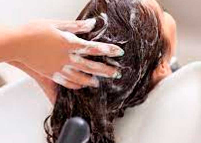 Por lavarse el pelo en un salón en la India sufrió un derrame cerebral