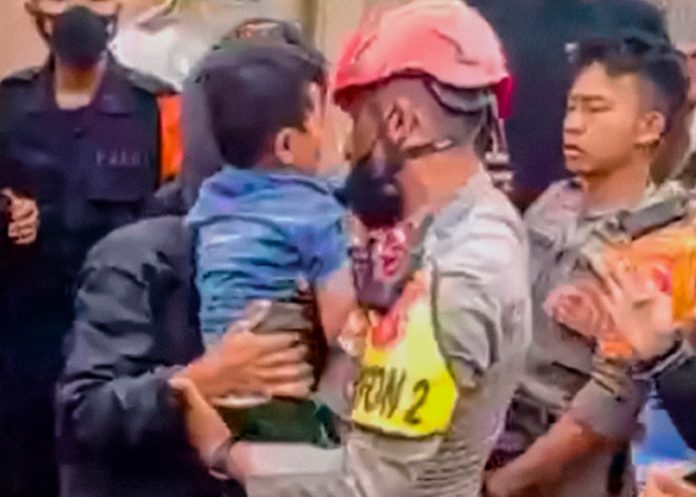 Milagrosamente, rescatan a niño tras dos días bajo los escombros en Indonesia