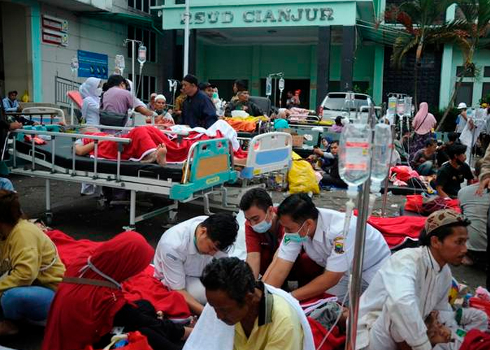 Ascienden a más de 160 muertos tras el sismo de 5.6 en Indonesia