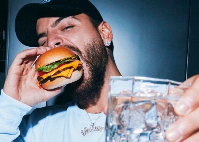 Maluma lanza sus propias hamburguesas “Dembow” 