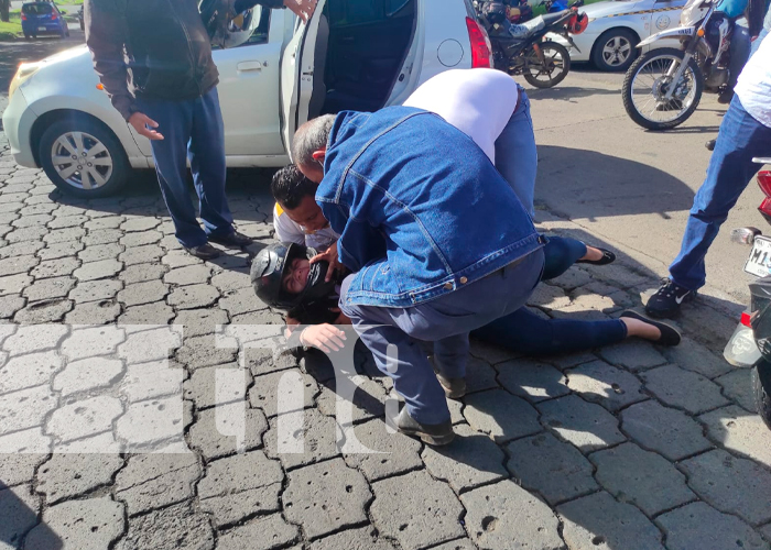 Se le "van las llantas" a motociclista por esquivar a un taxista en Managua