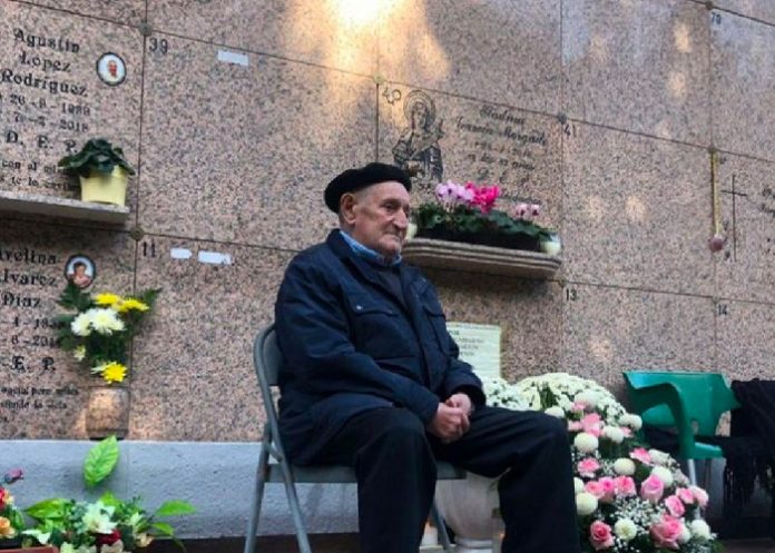 Hombre de 91 años visita todos los días la tumba de su esposa