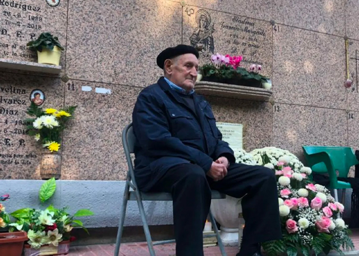 Hombre de 91 años visita todos los días la tumba de su esposa
