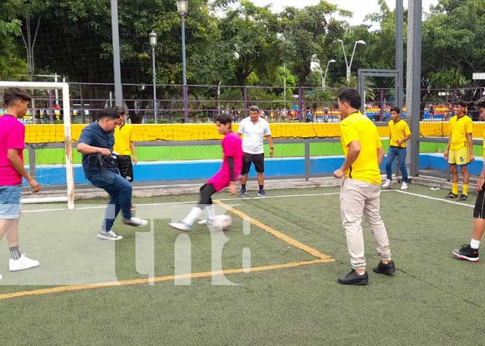 Foto: Juego de fútbol con la academia de la Alcaldía de Managua en honor a Maradona / TN8