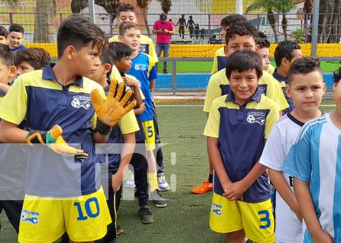 Foto: Juego de fútbol con la academia de la Alcaldía de Managua en honor a Maradona / TN8