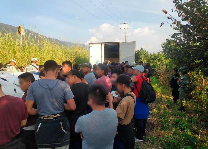Abandonan a su suerte dentro de un camión a 82 migrantes en Chiapas