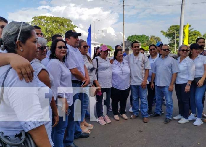 Ofrendas florales a docentes en Nicaragua por el Día de los Fieles Difuntos