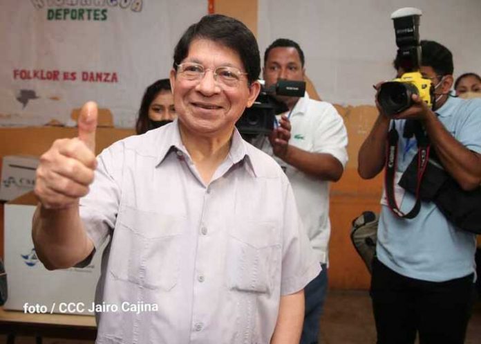 Canciller de Nicaragua, Denis Moncada, ejerce su derecho al voto