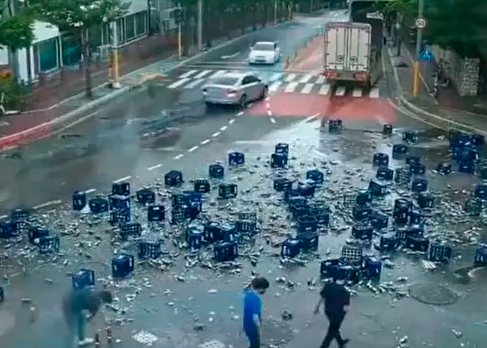Insólita reacción de personas al ver miles de cervezas tiradas en la calle