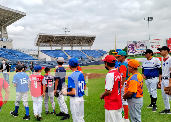 Niños y adolescentes de Managua visitan el nuevo estadio Dennis Martínez