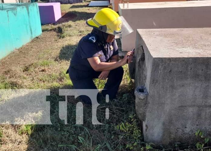 Bomberos inspeccionan el cementerio de Nandaime