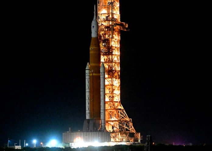 NASA mantiene lanzamiento de cohete a la Luna 