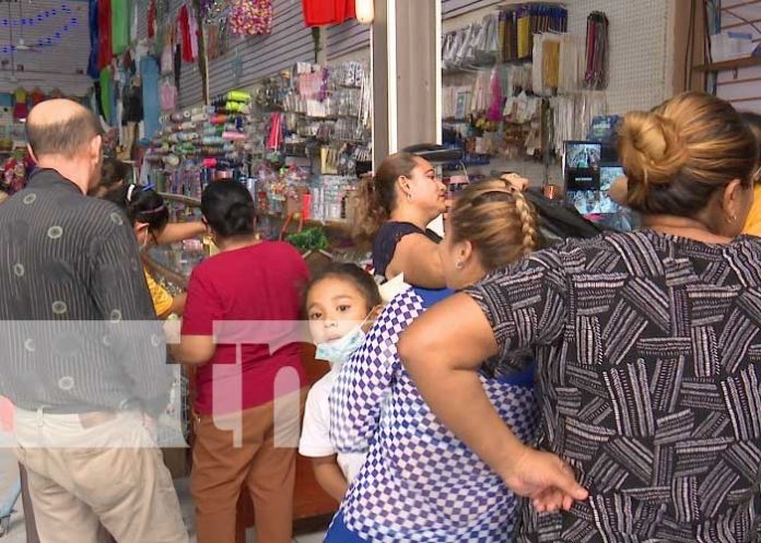 Mercados de Nicaragua con artículos navideños