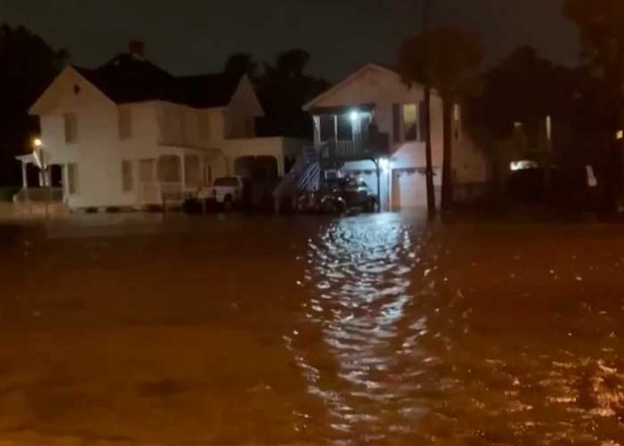 Tormenta Nicole van a seguir castigando Florida con aguaceros e inundaciones