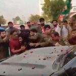 Atacan a tiros al ex primer ministro de Pakistán