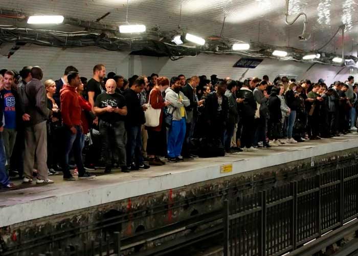 Transporte público paralizado causa caos en París y Londres