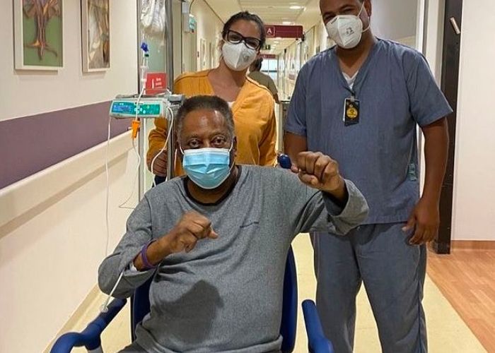 Pelé es internado nuevamente en el hospital