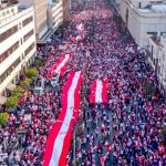 Miles de ciudadanos salen a las calles en Perú en rechazó a los intentos golpistas