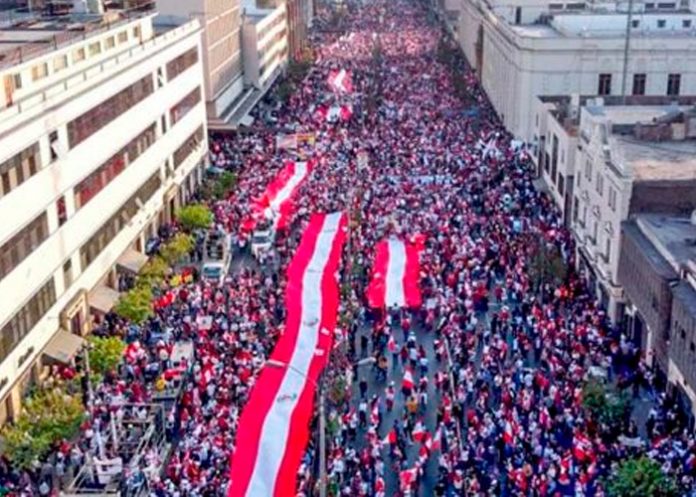 Miles de ciudadanos salen a las calles en Perú en rechazó a los intentos golpistas