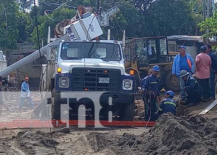 Trabajador casi muere aplastado por un poste en Managua
