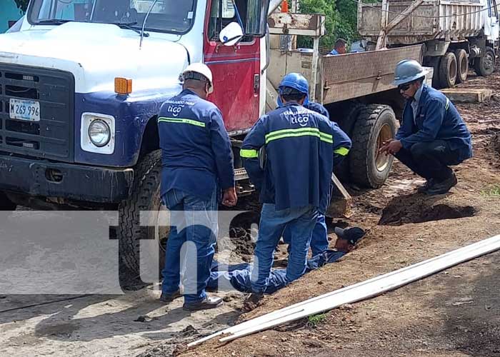 Trabajador casi muere aplastado por un poste en Managua
