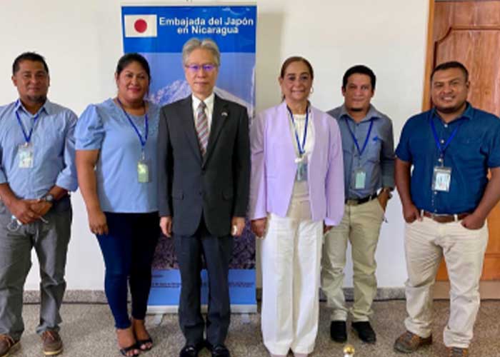 Embajador de Japón firmó contrato de donación con la Alcaldesa Municipal de Rosita