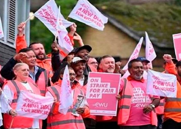 Miles de trabajadores en huelga por aumento salarial en Reino Unido