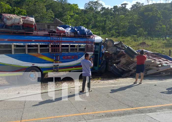 Foto: Choque brutal entre camión y bus en el trayecto entre Bilwi y Sahsa / TN8