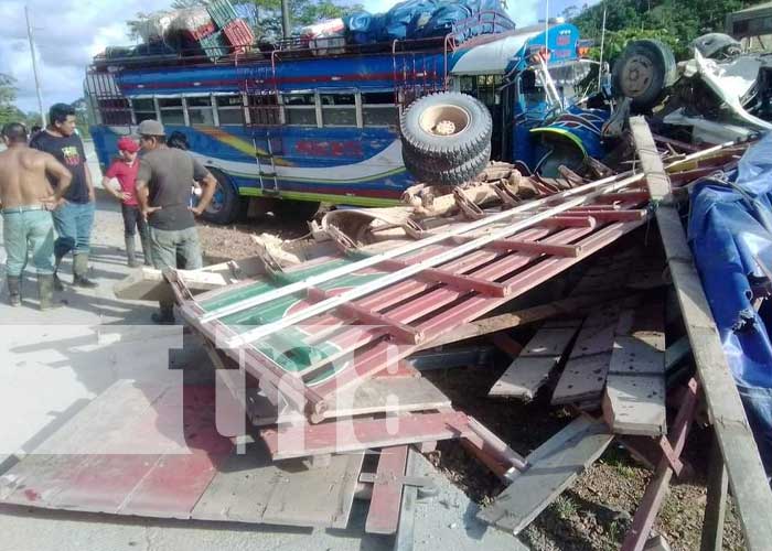 Foto: Choque brutal entre camión y bus en el trayecto entre Bilwi y Sahsa / TN8