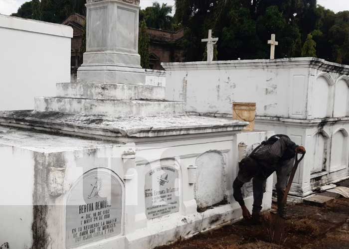 Visita de las familias a los cementerios de Boaco y Granada