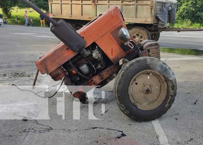 Choque entre tractor y un cabezal en carretera Masaya a Tipitapa