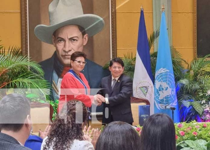 Representante del UNFPA en Nicaragua recibe reconocimiento